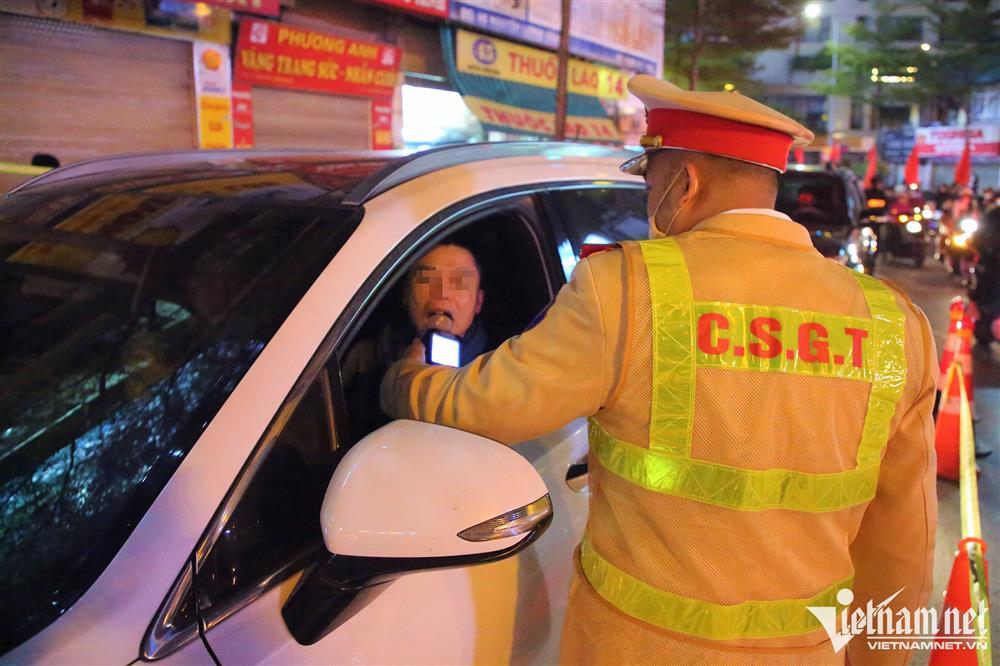 Tài xế ô tô vi phạm nồng độ cồn kêu đau bụng để cầu cứu người thân-2