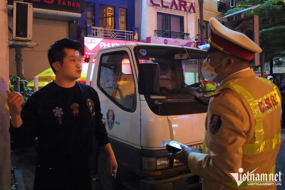 Tài xế ô tô vi phạm nồng độ cồn kêu đau bụng để cầu cứu người thân-3