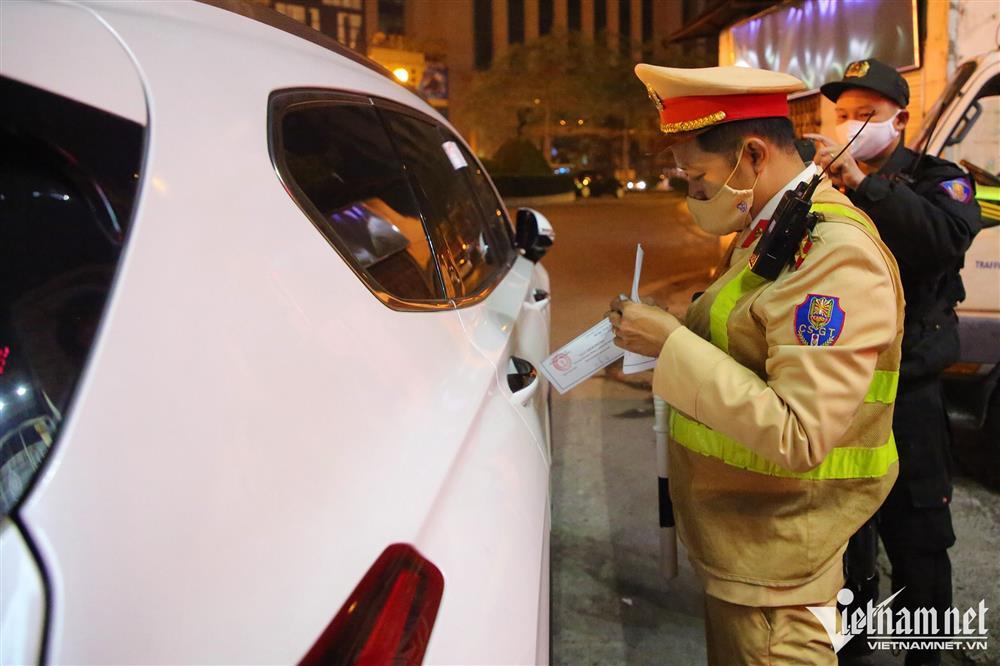 Tài xế ô tô vi phạm nồng độ cồn kêu đau bụng để cầu cứu người thân-4