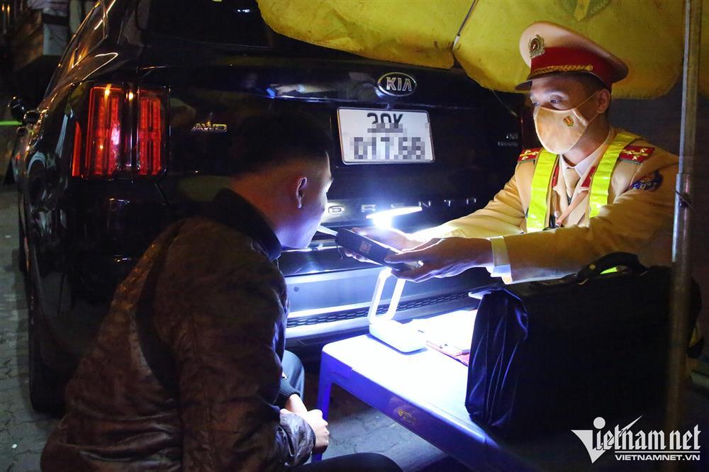 Tài xế ô tô vi phạm nồng độ cồn kêu đau bụng để cầu cứu người thân-5