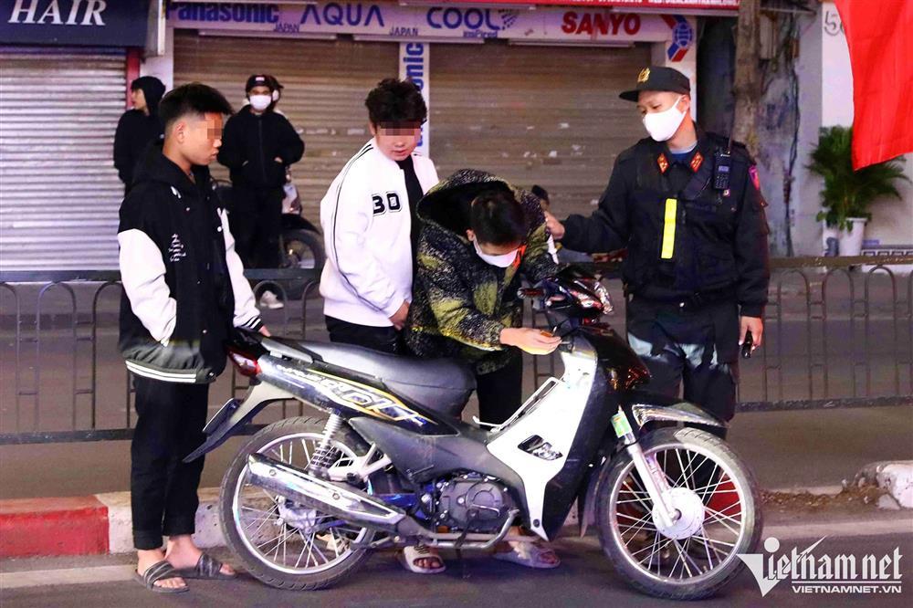 Tài xế ô tô vi phạm nồng độ cồn kêu đau bụng để cầu cứu người thân-6