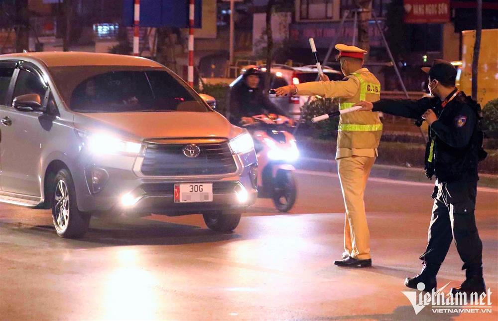 Tài xế ô tô vi phạm nồng độ cồn kêu đau bụng để cầu cứu người thân-7