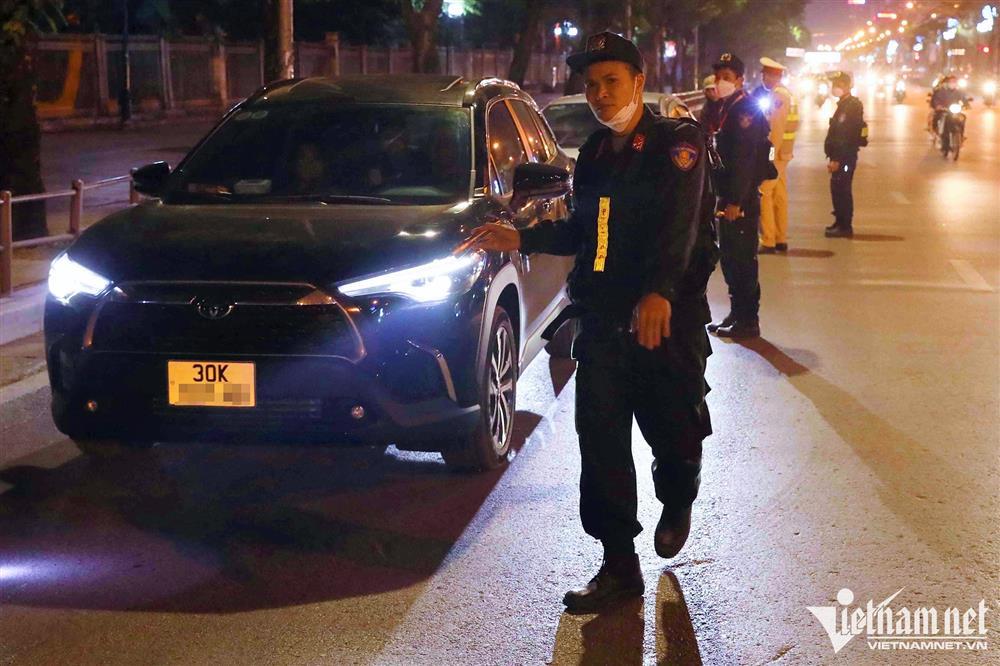 Tài xế ô tô vi phạm nồng độ cồn kêu đau bụng để cầu cứu người thân-8