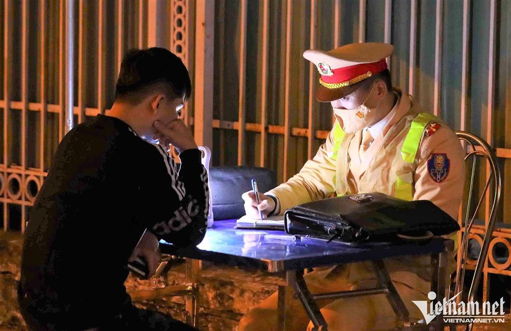 Tài xế ô tô vi phạm nồng độ cồn kêu đau bụng để cầu cứu người thân-9