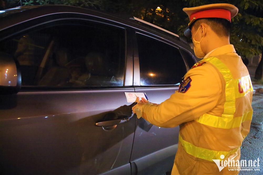 Tài xế ô tô vi phạm nồng độ cồn kêu đau bụng để cầu cứu người thân-10