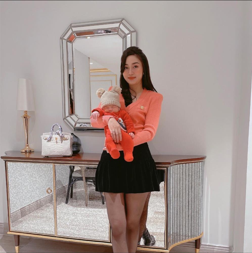 Á hậu Ngô Trà My hiếm hoi khoe con thứ hai mới sinh-1