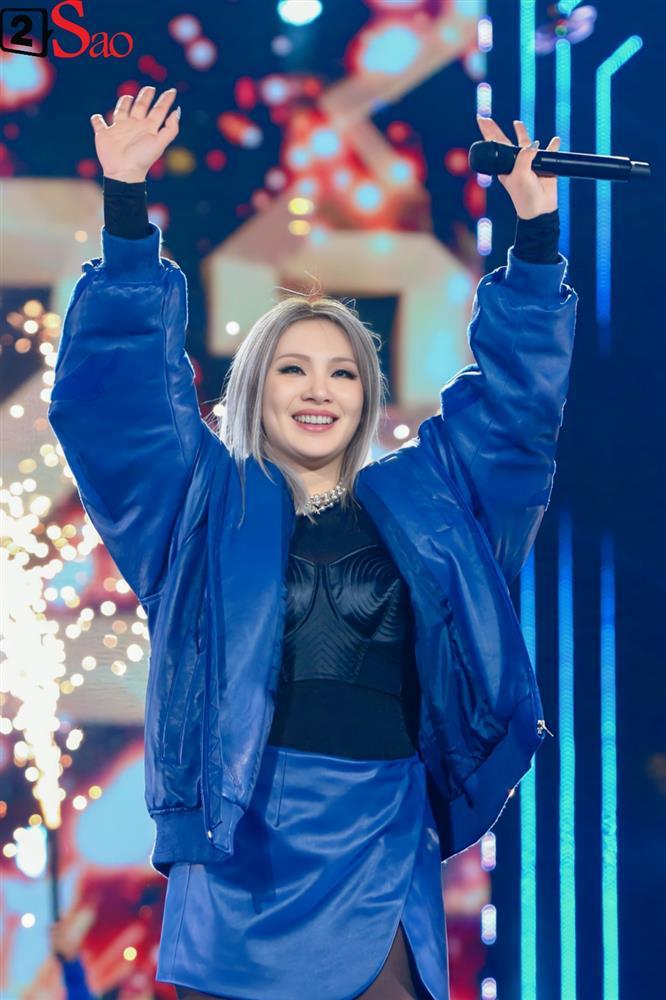 Fan Việt bất chấp mọi địa hình để xem được chị đại CL trình diễn-1