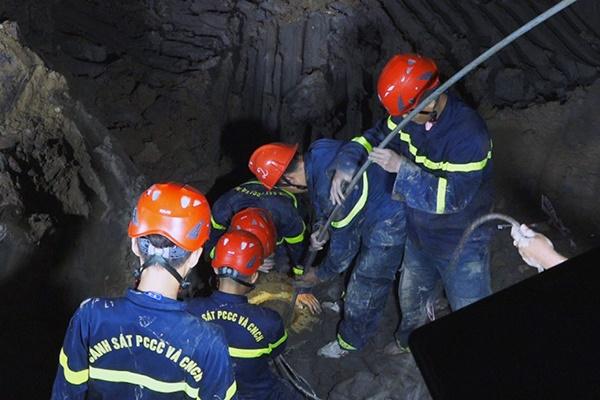 Clip: Khoảnh khắc bé trai 10 tuổi rơi xuống trụ bê tông sâu 35m-4