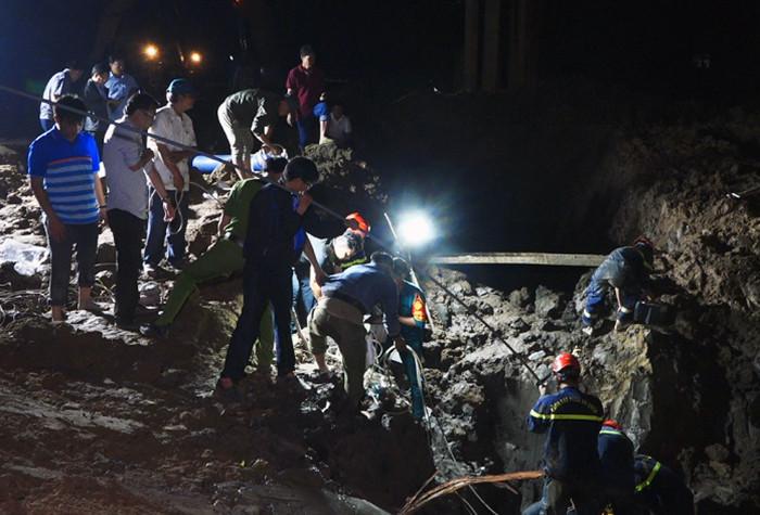 Chạy đua với thời gian cứu bé trai 10 tuổi rơi xuống trụ bê tông sâu 35m-1