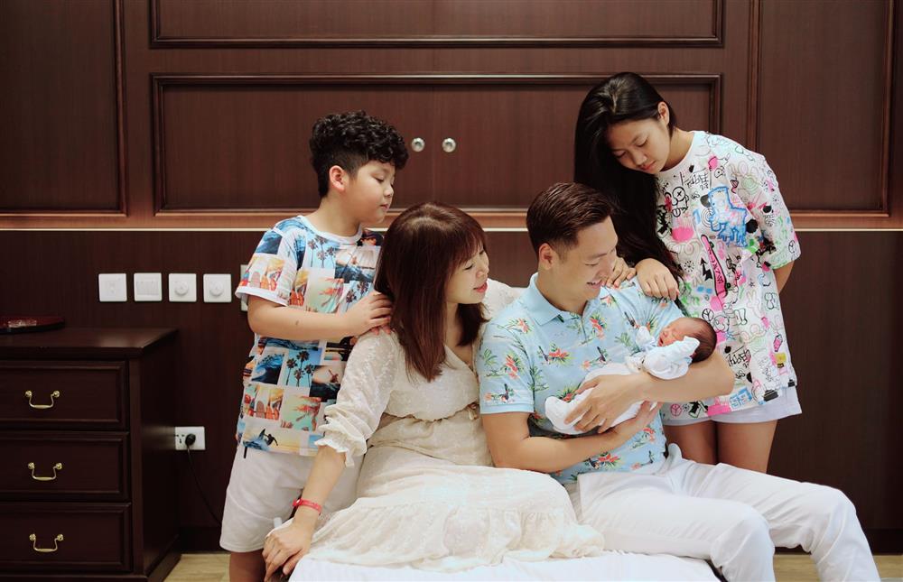 Tin showbiz Việt ngày 1/1/2023: Kim Lý khoe gia đình hạnh phúc-2