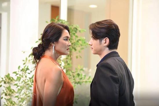 Đi du lịch với bồ về, chồng choáng váng khi vợ 'đánh úp' cao tay