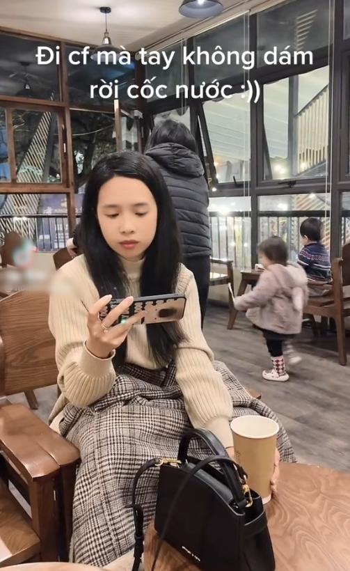 Đi cà phê để được thư thái, cô gái phải ôm chặt ly nước vì sợ oan gia-1