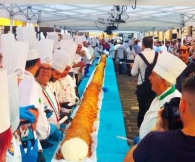 Choáng với chiếc bánh mỳ dẹt có nhân dài hơn 17 mét-2