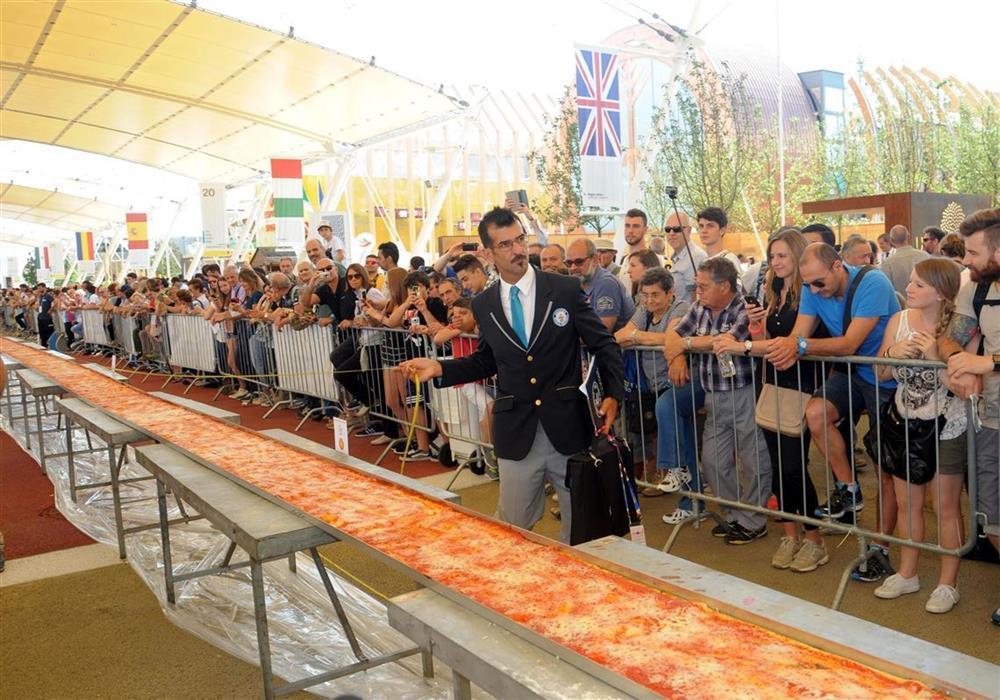 Choáng với chiếc bánh mỳ dẹt có nhân dài hơn 17 mét-3