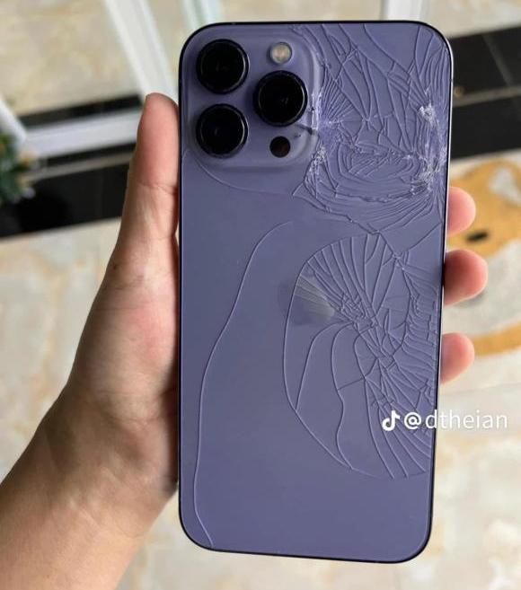 Con ném vỡ iPhone14 hàng xóm, bố mẹ đã không đền còn block-1