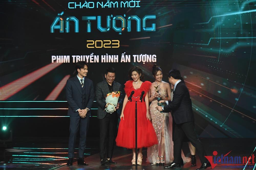 Huyền Lizzie ngã khi lên nhận giải VTV Awards 2022-2