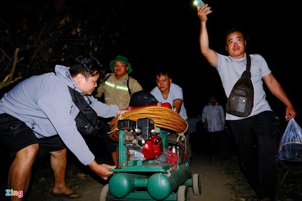 Tạm ngừng cứu hộ bé trai bị rơi xuống trụ bê tông-10