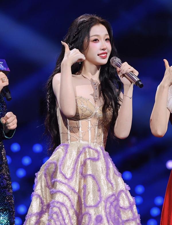 Triệu Lộ Tư - Ngu Thư Hân cùng makeup má hồng: kẻ bị chê vì khác biệt 1 chi tiết-6