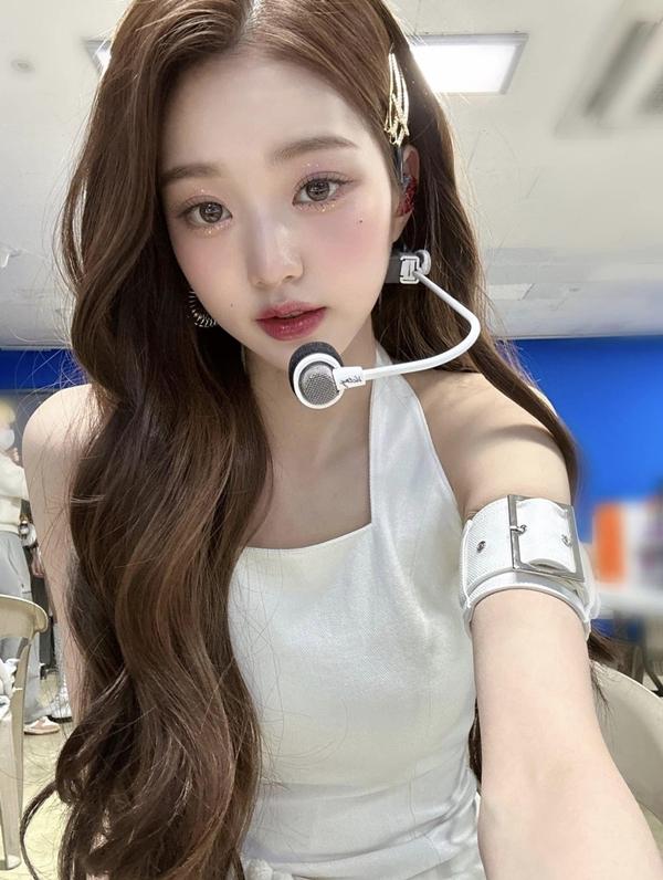 Nữ ca sĩ cao 1,73 m bị chỉ trích bất tài-2