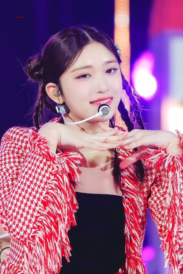 Nữ ca sĩ cao 1,73 m bị chỉ trích bất tài-3