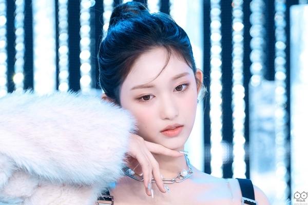 Nữ ca sĩ cao 1,73 m bị chỉ trích bất tài-7