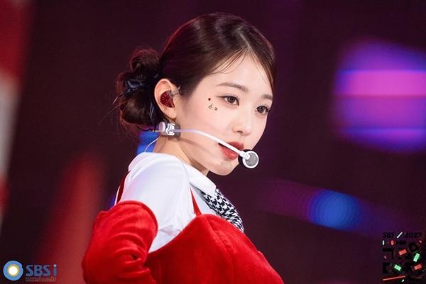 Nữ ca sĩ cao 1,73 m bị chỉ trích bất tài-6