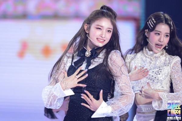 Nữ ca sĩ cao 1,73 m bị chỉ trích bất tài-8