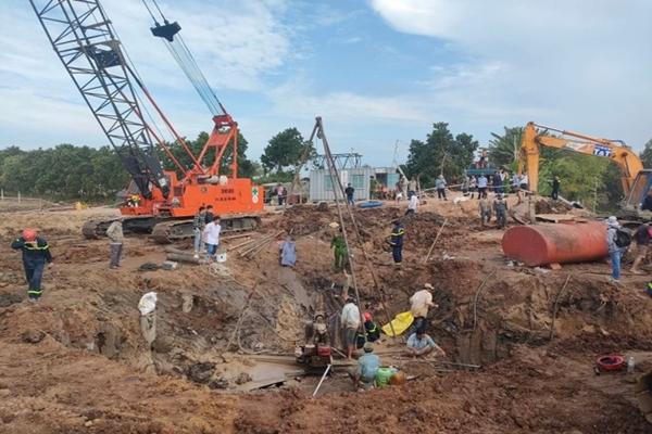 Người dân hướng về Đồng Tháp, cùng cầu nguyện cho bé trai lọt trong trụ bê tông được giải cứu-1