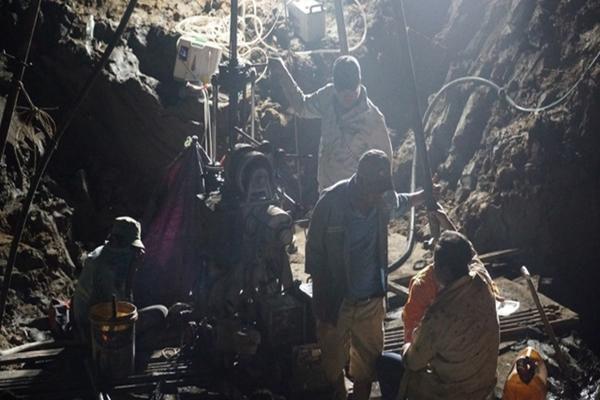 Người dân hướng về Đồng Tháp, cùng cầu nguyện cho bé trai lọt trong trụ bê tông được giải cứu-2