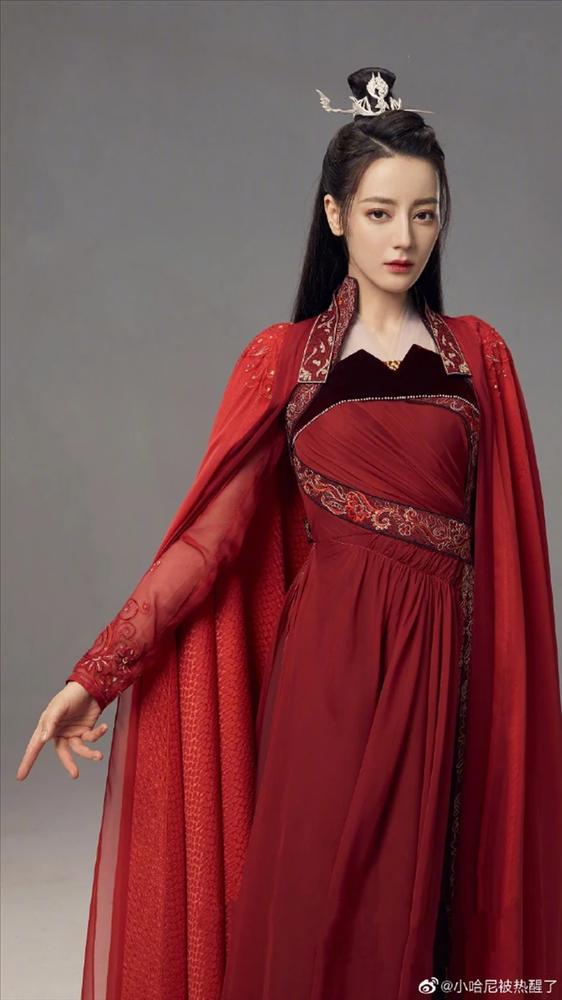 Địch Lệ Nhiệt Ba bị tố mắc bệnh ngôi sao, không kính nghiệp-5