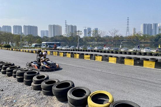 Đi chơi golf, bắn súng sơn, đua xe Go-kart đầu năm mới