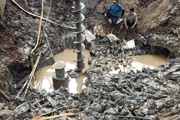 Bé trai rơi xuống trụ bê tông sâu 35m: Tiên lượng rất xấu-1