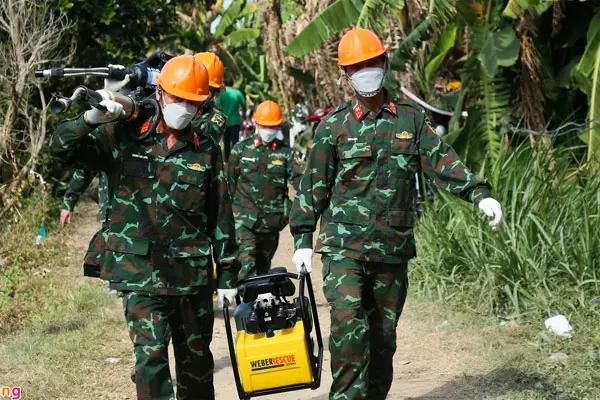 Đã xói 31/36m cột, dự kiến giải cứu bé trai trước sáng mai-4