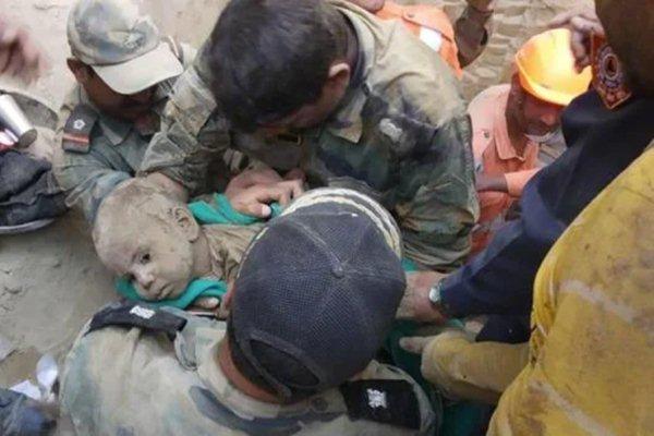 Giải cứu bé trai rơi xuống trụ bê tông gặp khó, tính phương án phụ-2