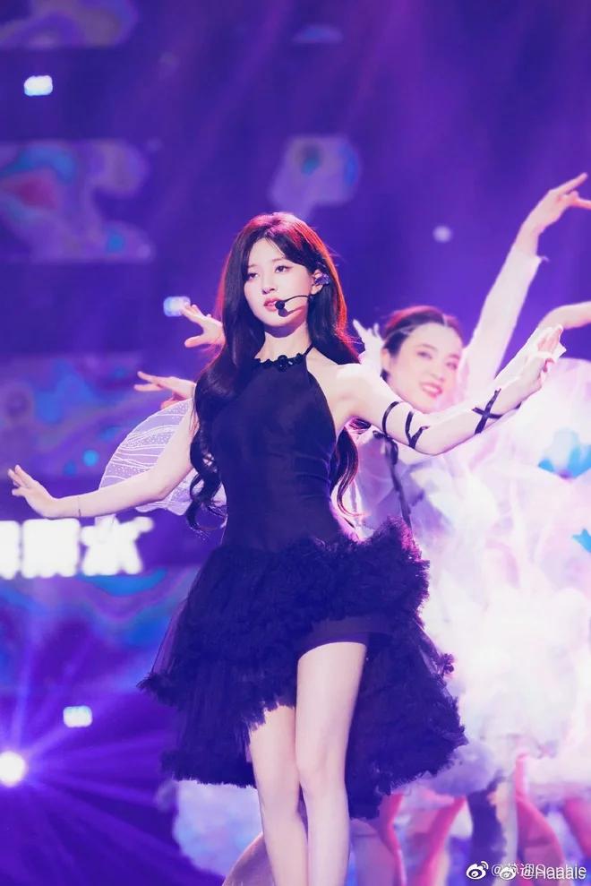 Sự kiện Cbiz cuối năm: 2 chị đại quá diễm lệ, 3 nữ thần mới ố dề-1