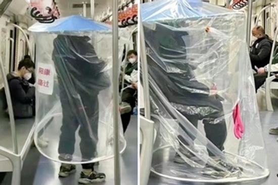 Hành khách Trung Quốc mặc lều tự chế để phòng Covid-19