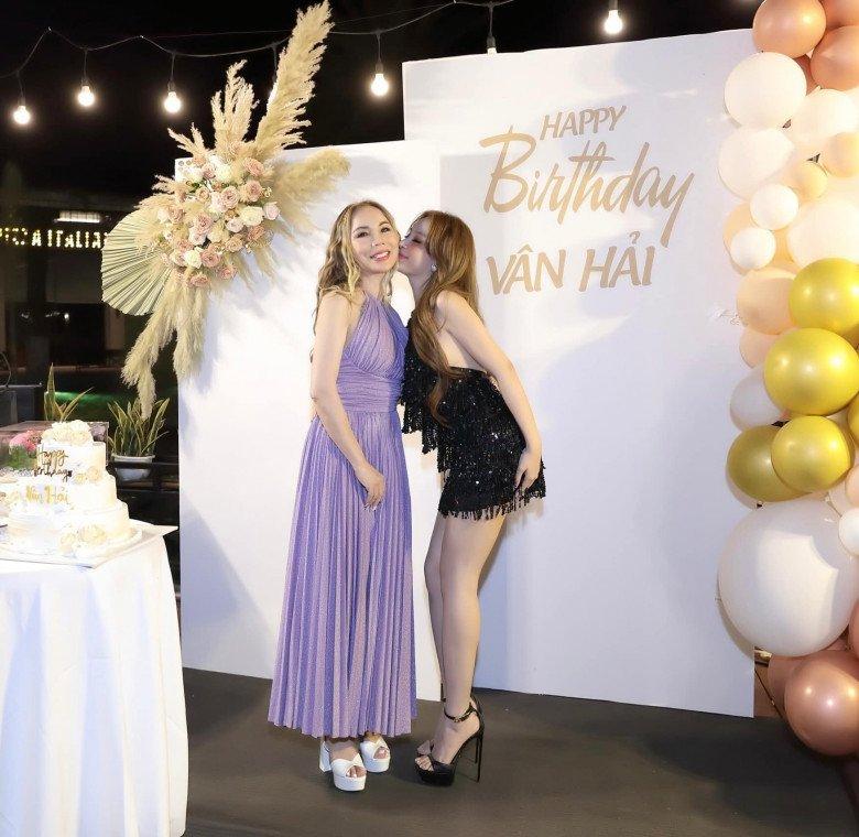 Chân dung mẹ chồng quyền lực cực sành điệu của Huyền Baby-1