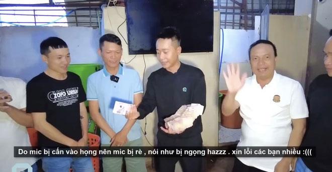 Quang Linh Vlog siêu giàu, cầm xấp tiền đi thưởng Tết nhân viên-2