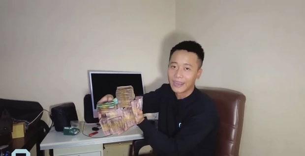 Quang Linh Vlog siêu giàu, cầm xấp tiền đi thưởng Tết nhân viên-1