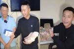 Quang Linh Vlog siêu giàu, cầm xấp tiền đi thưởng Tết nhân viên