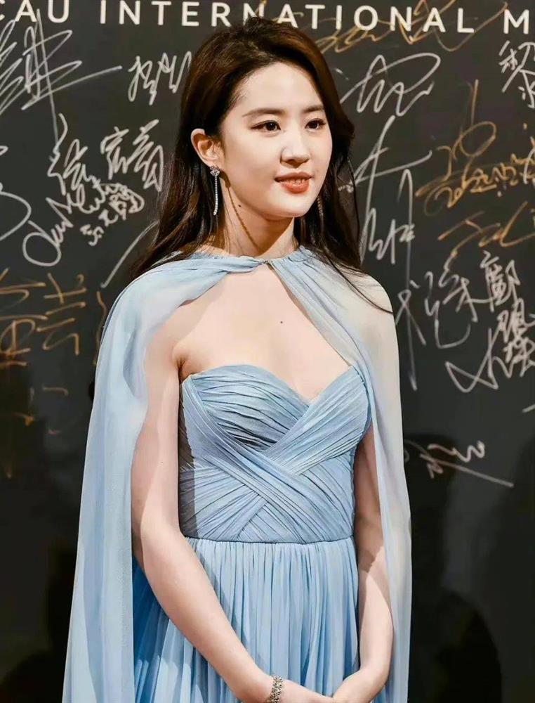 Lưu Diệc Phi, Trần Nghiên Hy không có thế mạnh vòng eo-1