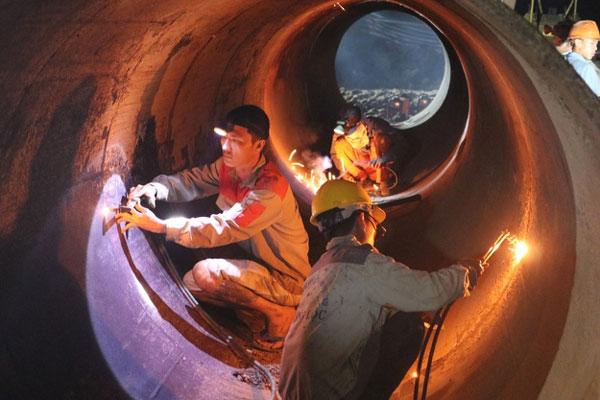 Nỗ lực rút trụ bê tông, đưa cha của bé vào hiện trường-7