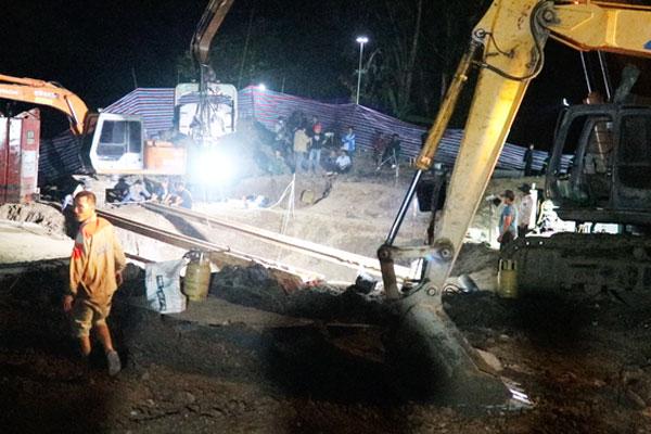 Vụ bé trai rơi vào trụ bê tông 35m: Sắp đưa được trụ lên mặt đất-2