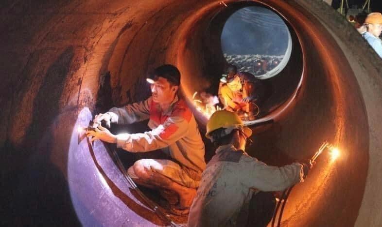 Xót xa lý do bé trai bị rơi xuống trụ bê tông sâu 35m-4