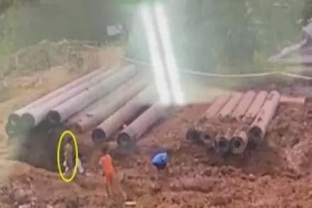 Xót xa lý do bé trai bị rơi xuống trụ bê tông sâu 35m-1