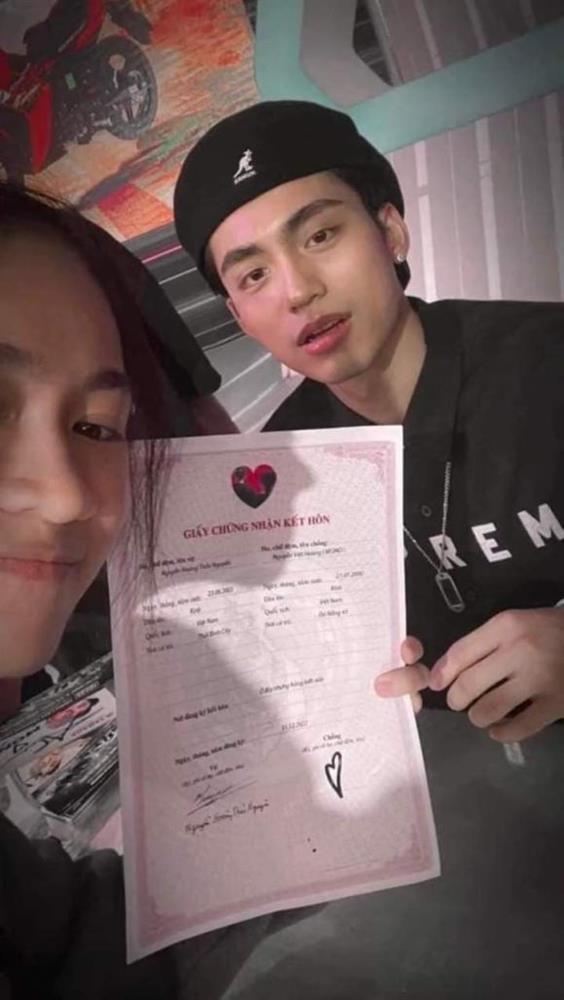 MONO ú òa khi bị fan nữ gài hàng ký vào giấy kết hôn-3