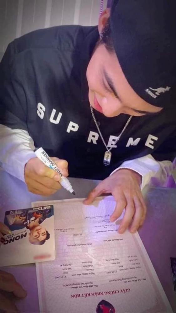 MONO ú òa khi bị fan nữ gài hàng ký vào giấy kết hôn-2