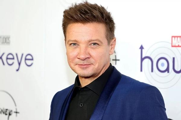 Jeremy Renner mất nhiều máu vì bị xe ủi tuyết cán qua chân-2