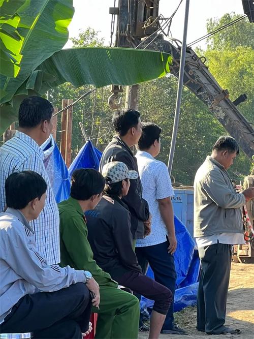 Nỗ lực rút trụ bê tông, đưa cha của bé vào hiện trường-6