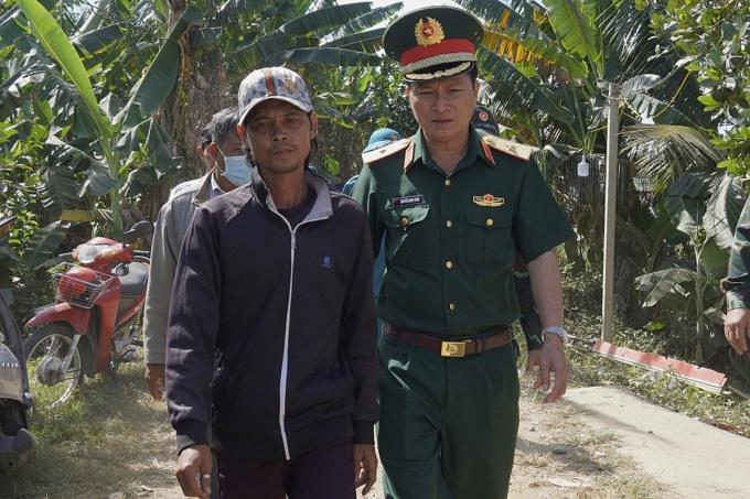 Nỗ lực rút trụ bê tông, đưa cha của bé vào hiện trường-3